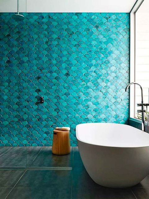 Como decorar las paredes de un baño con mosaicos efecto sirena en tonos turquesas