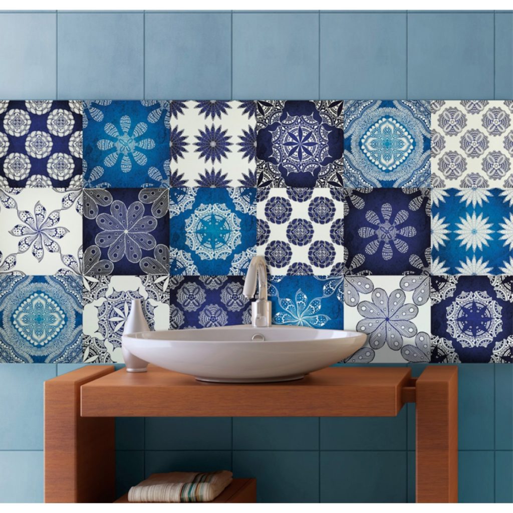 La ultima tendencia en vinilos para baños, los azulejos hidraulicos en diferentes tonos azules.