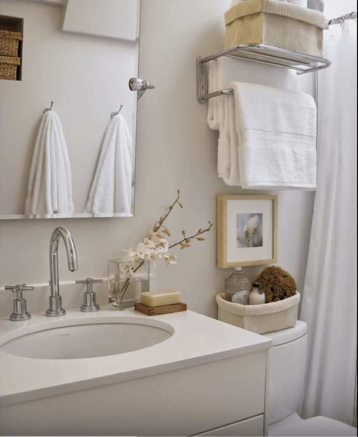 Reformas de baños pequeños con estilo atemporal en tonos blancos