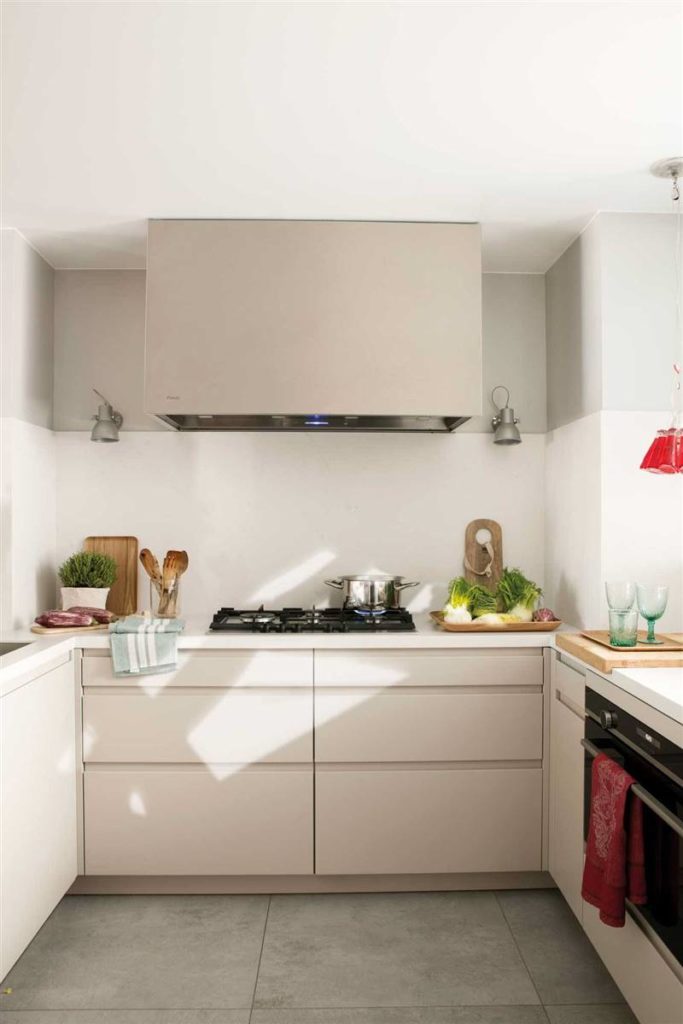 Ejemplo de cocina pequeña o mini con orden visual, organización y muebles en blanco