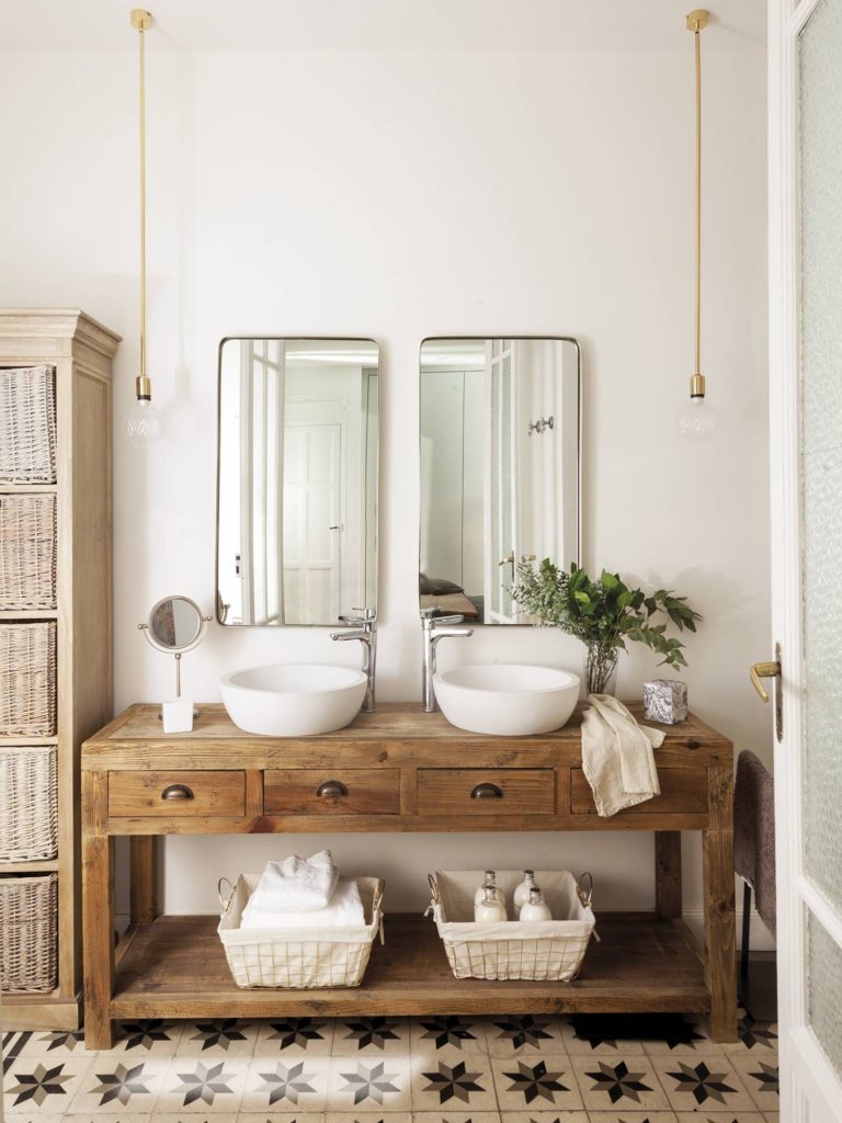 Reformas de baños con muebles de madera maciza hechos a medida. Estilo colonial, rustico o vintage.